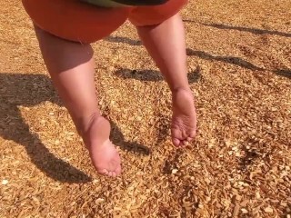 BBW Relajándose En Park Descalzo En un Columpio