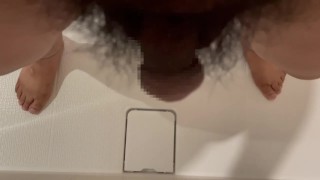 Пухлый японский парень писает в слив ванной