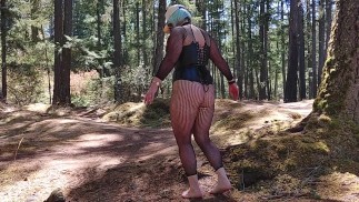 女人在公共森林的小径上撒尿和自慰