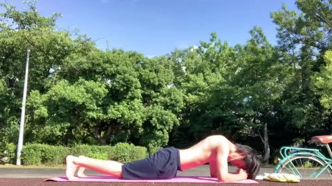 Ein japanisches Idol, das im Park von Tokio mit einer Matratze masturbiert!【Techno-Pause】【Blackout!!