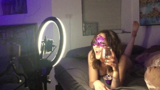 Прямая трансляция Виолетты - Сексуальная горячая жена играет со своим новым вибратором