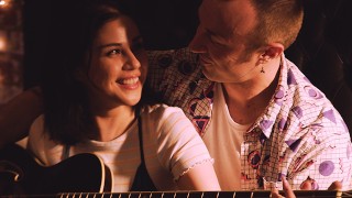 Penelope Reed e Chad Alva estrelam "On Beat" - uma vinheta erótica