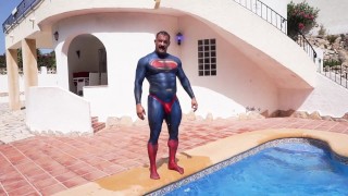 スーパーマンは彼のひもで締められたスパンデックスのスーツを濡らします