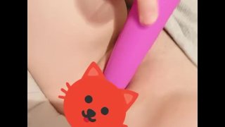 Clito léchant et suçant un jouet sur la chatte latina