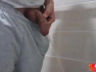 Pissender Junge - unbeschnittener Schwanz