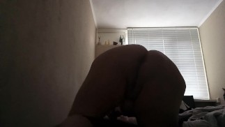 大屁股女孩自慰湿阴户狗风格