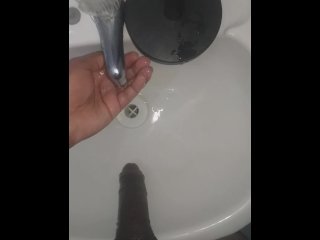 Moreno washing his cock after MASTURBATING casero ALEXAyLEO