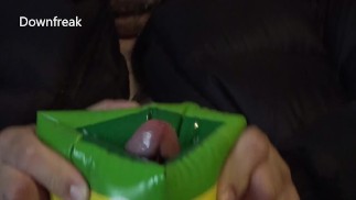 羽绒服穿着恋物癖的家伙在充气床垫床上用充气水翼取悦自己