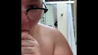 Geile trans jongen stript en zuigt in de kleedkamer (volledige video op onlyfans)