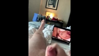 Dylan Wyld Cums en la habitación del hotel de California