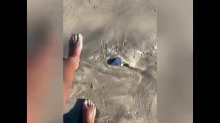 Sandy pies en la playa
