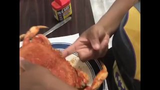 Comendo um caranguejo grande 