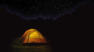 Koppel neukt in een tent omringd door andere kampeerders. (ALLEEN AUDIO)
