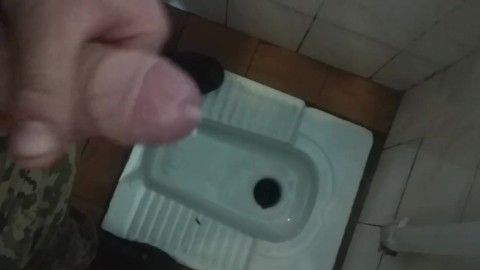 Wichsen und Cumming in der Toilette. Armee, Kaserne