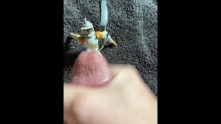 Clone trooper se fait exploser de sperme d’une énorme bite Sith!