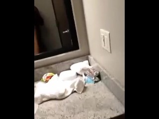 Scorpio baise la libra dans la salle de bain de l'hôtel sur son 21e anniversaire