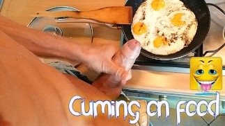 Grosse bite éjacule sur son petit déjeuner, ajoutant un peu délicieux 💦🍳
