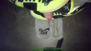 Кончить на серые носки Nike SB (по просьбе друга)