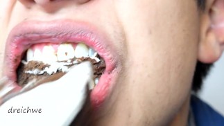 Поедание двух вкусных черных кексов