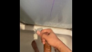 Marido puertorriqueño haciéndose venir leche