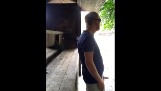 红头发的家伙在雨中在外面玩鸡巴，而人们开车经过