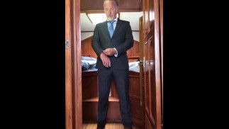 Костюм и галстук Tiktok, что под этим костюмом?