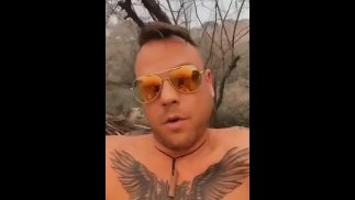 Сосет повешенные члены на общественном нудистском пляже