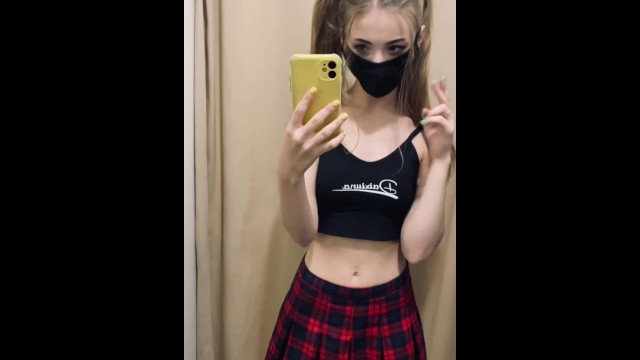 Возбужденная школьница  в примерочной показала попку