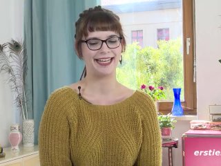 Karoline genießt es,vor der Ersties-Community nackt_zu sein