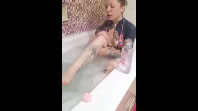 Watch Bondage Video:Freya Volt באמבטיה מדברת בלייב באינסטגראם הקודם שנחסם,עונה על שאלות ויורדת קצת על נשלטים