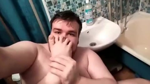 Артем сам себе дрочит ногами лижет ноги self suck autofellatio self footjob