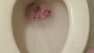 Házení růžových kalhotek do záchodové mísy a močení!