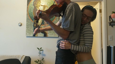 Proberen om viool te oefenen