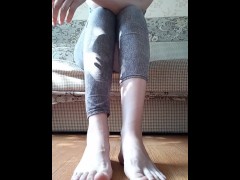 Показ ног и пальцев .showing feet and toes