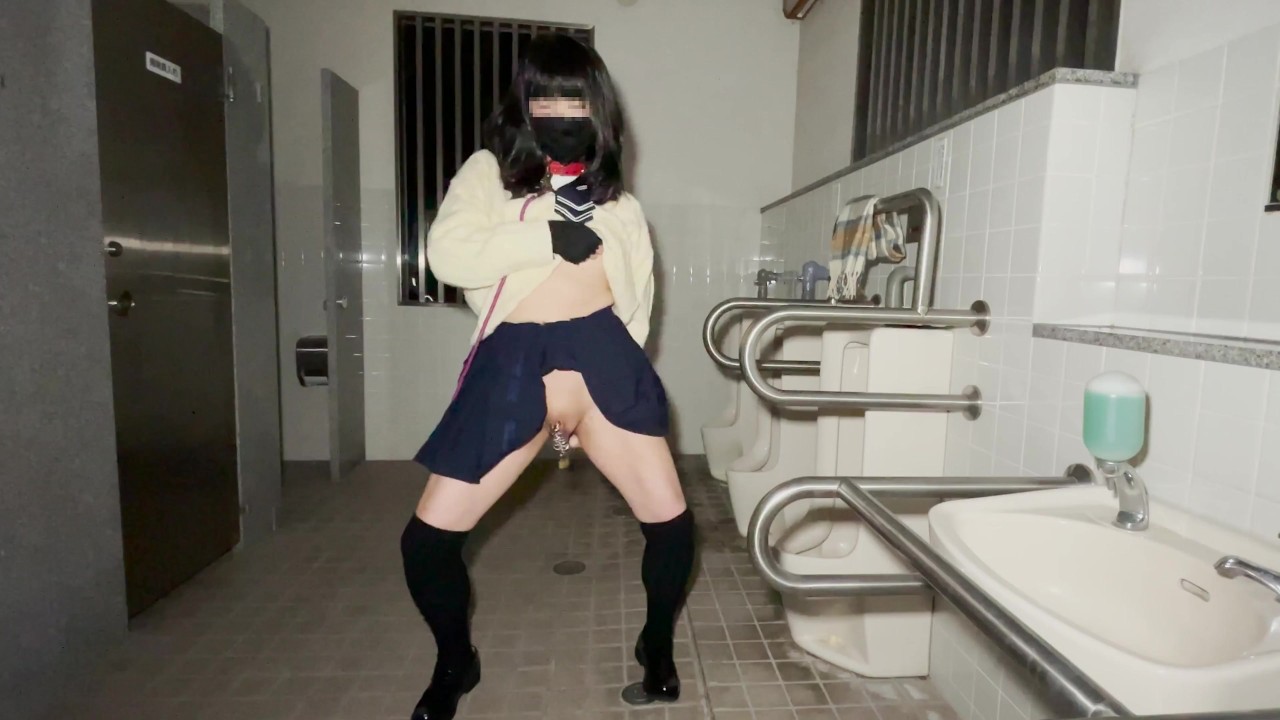 トイレ オナニー  jk 貞操ピアスをつけた女子高生が、男子公衆トイレでアナルオナニーをする。 - Pornhub.com