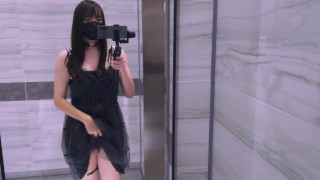 痴女女装はセクシーなドレスを着て、公衆トイレでジャークオフ