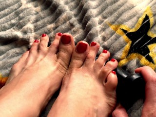 ПОСМОТРИ КАКИЕ У МЕНЯ ПАЛЬЦЫ НОГ, КРАСНЫЙ ПЕДИКЮР. ОБОЖАЮ ДРОЧИТЬ НОГАМИ ФУТ ДЖОБ