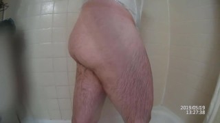 Lelijke kleine nep tieten cross dressoir masturbeert in de douche met kleverige cumshot