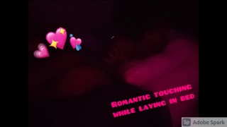Romantisch aanraken tijdens het liggen in bed