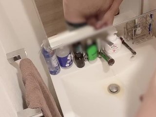 【鏡ごしおしっこ】2本のチンコでおしっこするよ