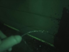 夜明け前に野外放尿