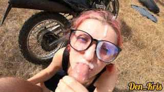 écolière mignonne aux cheveux roses avec des lunettes aime la bite et le sexe sur la moto