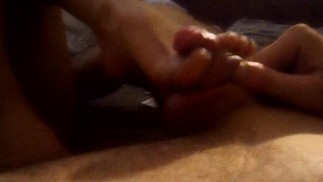 PRIVAT BALD! Gamer GF gibt mir einen hervorragenden Footjob, während sie auf ihrem Handy spielt Teil-1