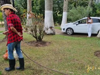 Amigas cachondas se follan al jardinero - Mariana Martix screenshot number 1