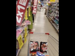 Me masturbo en medio del supermercado y casi me pillan ( REAL PUBLICO AMATEUR)