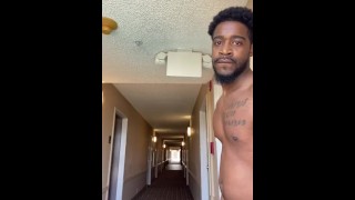 NakedTy no corredor do hotel!!! Bbc masturbação Ejaculação