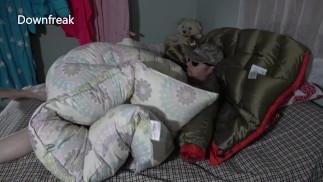 heimlich buckelnde Stiefschwestern Daunendecke und Abspritzen auf meiner glänzenden Daunenjacke. Teaser-Video