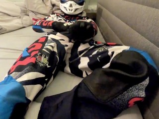 Ragazzo Biondo Si Masturba in Volpe Mx Gear