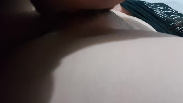 私は学校から私のガールフレンドにオーラルセックスをします
