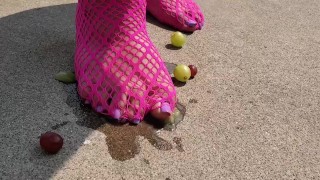Esmagando uvas foi tão divertido descalço, eu tive que experimentar nas minhas meias arrastão favoritas